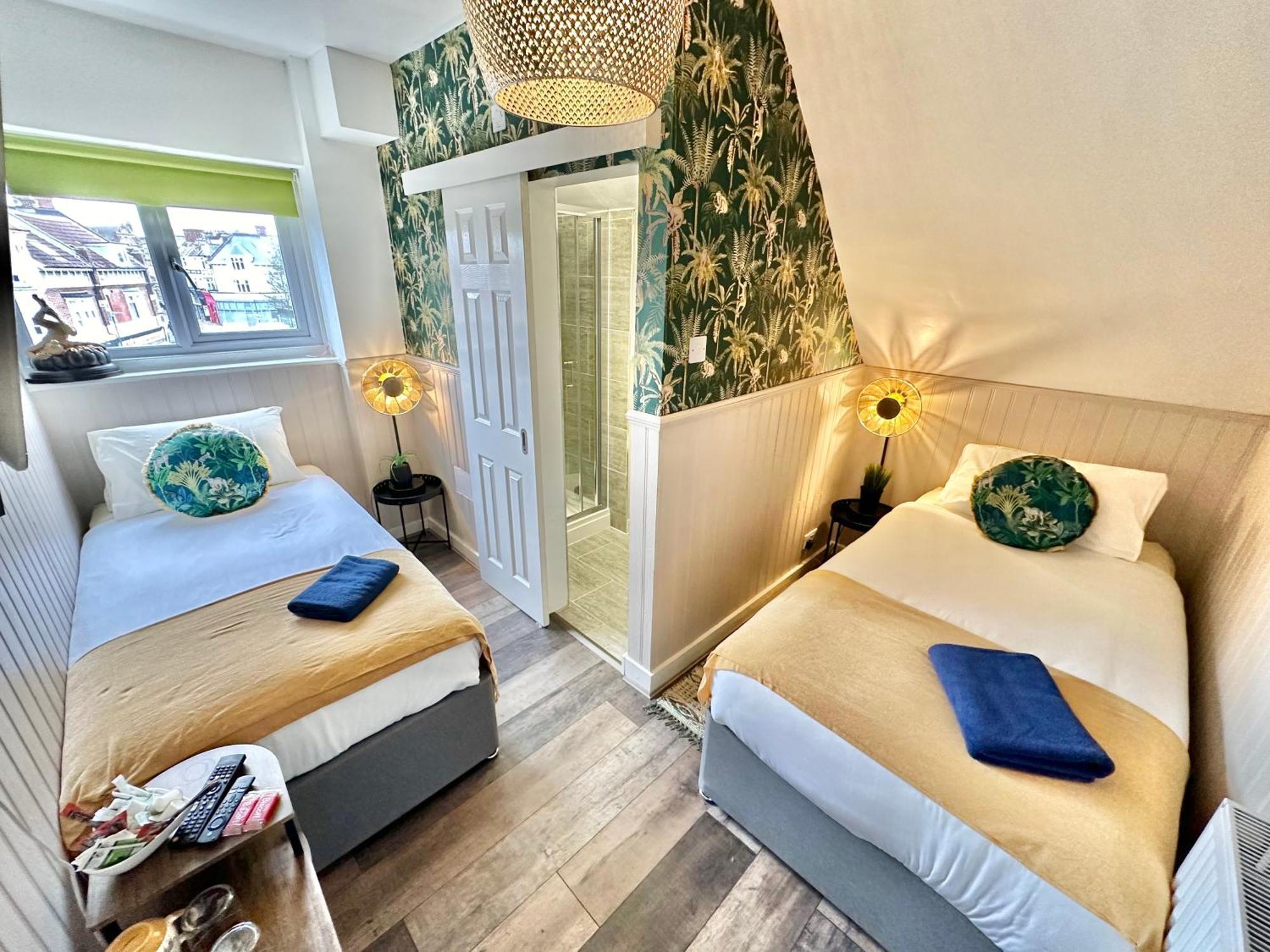 Lemur Lodge - Boutique Apartments - Short Stroll To The Beach بورنماوث المظهر الخارجي الصورة