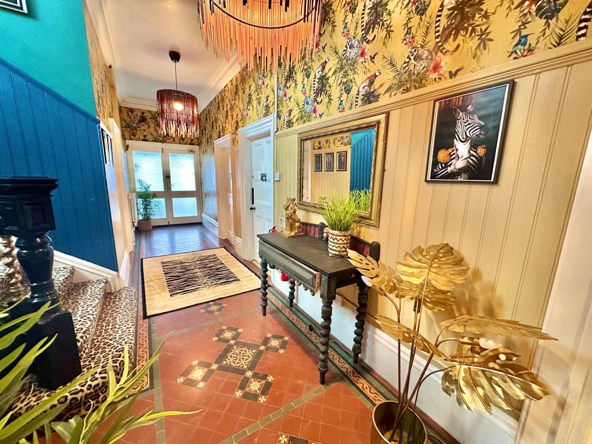 Lemur Lodge - Boutique Apartments - Short Stroll To The Beach بورنماوث المظهر الخارجي الصورة